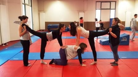 Groupe de filles du lycée pratiquant l'acrosport