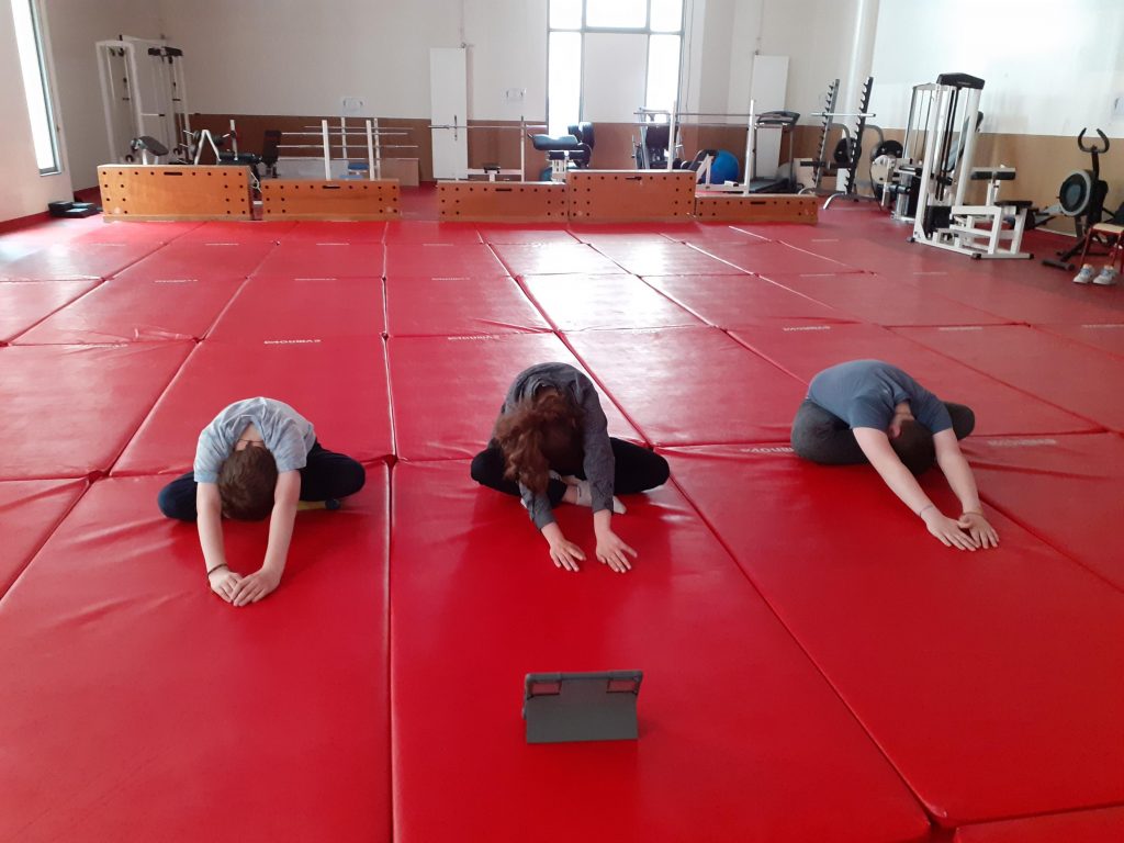 Atelier relaxation , pose de yoga pour les collégiens de Charles de Foucauld